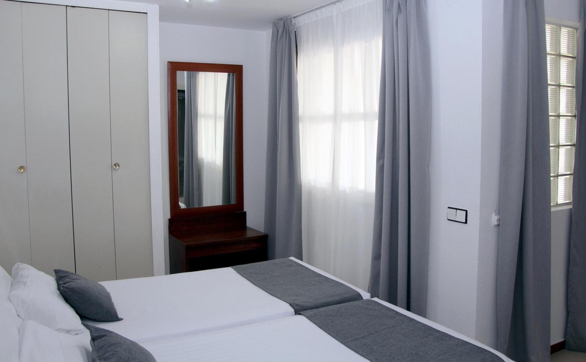 Hospedium Hotel Blu Torre De Sevilla Torre de la Reina ภายนอก รูปภาพ